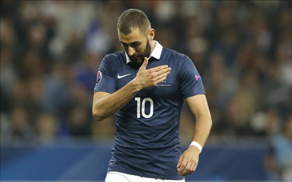 La FFF decidió excluir a Benzema de la selección francesa luego de su imputación en el caso del chantaje. (Foto Prensa Libre: AFP).