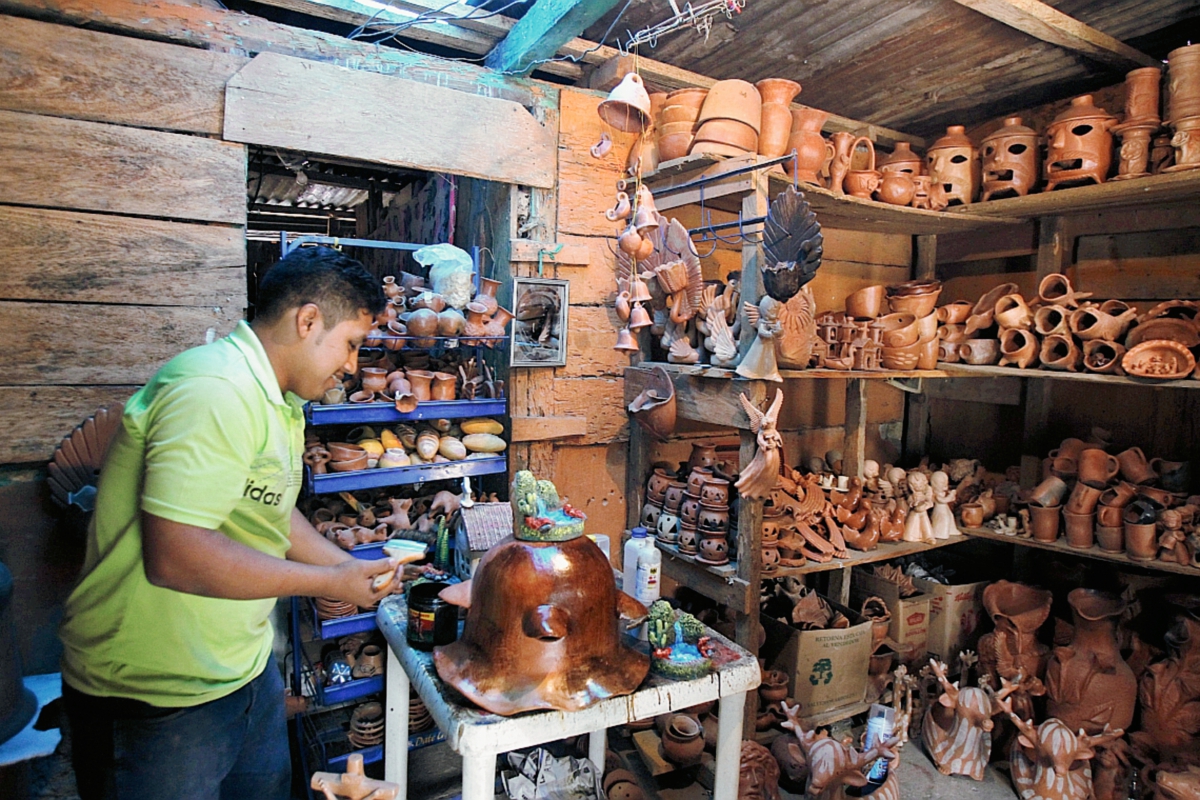 la elaboración de las artesanías del lugar, se fabrican con prácticas ancestrales. Los productos tienen alta demanda en el país. (Foto Prensa Libre: Paulo Raquec)