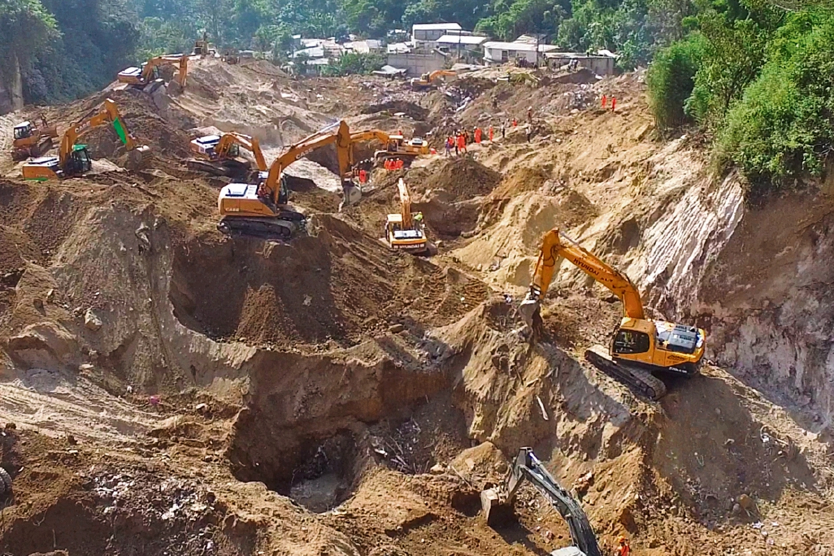 Decenas de voluntarios siguen la búsqueda de más víctimas del derrumbe que soterró 125 viviendas en el caserío El Cambray 2, Santa Catarina Pinula.