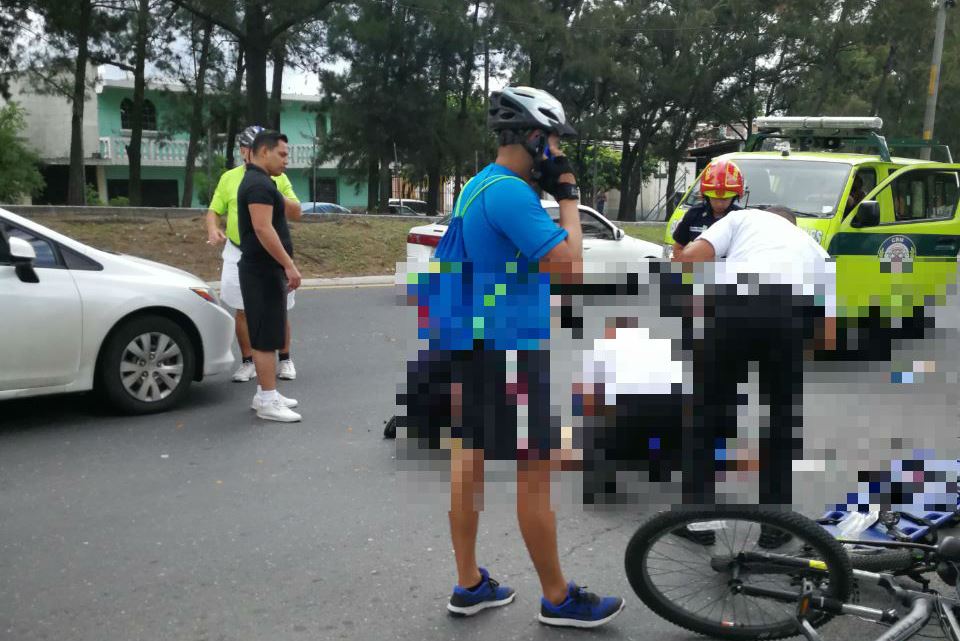 Bomberos atienden al ciclista Julio Alejandro López en el lugar del accidente. (Foto Prensa Libre: Cortesía).