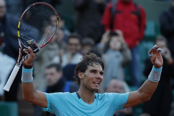 El tenista español, Rafael Nadal, celebra luego de ganar el duelo ante su compatriota David Ferrer. (Foto Prensa Libre: AP)