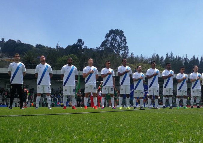 Los jugadores de Comunicaciones cantan el Himno Nacional de Guatemala. (Foto Prensa Libre: Francisco Sánchez)