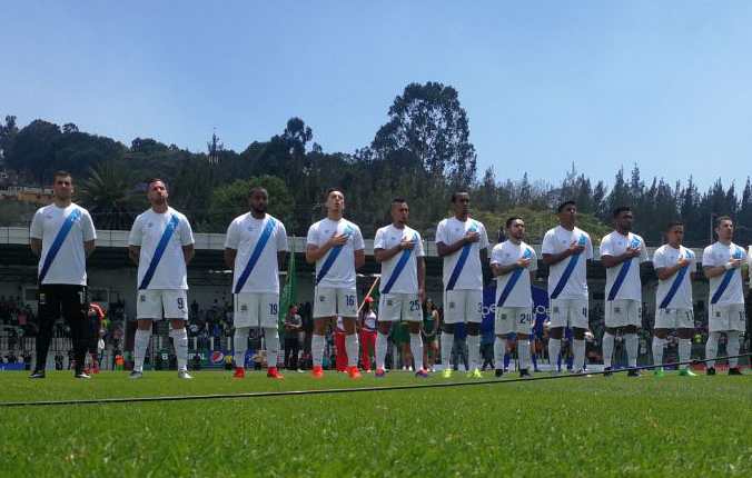 Los jugadores de Comunicaciones cantan el Himno Nacional de Guatemala. (Foto Prensa Libre: Francisco Sánchez)