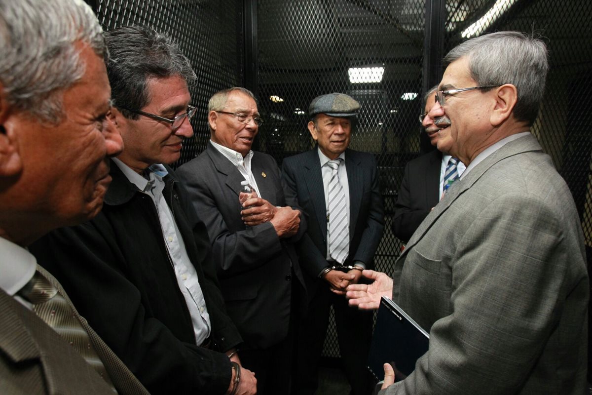 José Mauricio Rodríguez Sánchez, a la derecha, saluda a militares capturados la semana pasada, acusados de participar en masacres durante el conflicto armado interno. (Foto Prensa Libre: Estuardo Paredes)