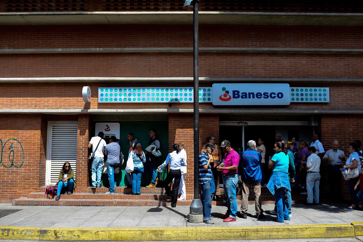 Nicolás Maduro, presentó un nuevo billete de banco de 100.000 bolívares, cinco veces la denominación más grande actual, y anunció un aumento salarial mínimo del 30 por ciento.(Foto Prensa Libre: AFP).