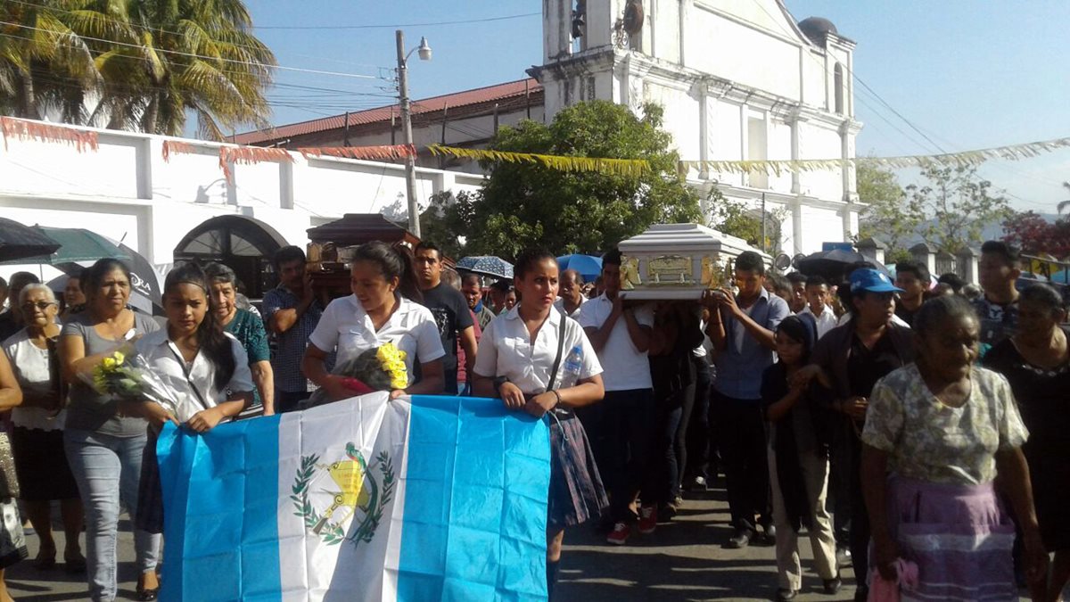 Decenas de personas asistieron al sepelio de la maestra y su progenitor en el Cementerio General de Sanarate, El Progreso. (Foto Prensa Libre: Hugo Oliva)