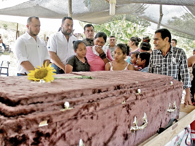 En abril de 2016, el niño Julio Alvarado murió en la zona de adyacencia al recibir varios disparos y también resultaron heridos su hermano, de 11 años, y su padre. (Foto Prensa Libre: Hemeroteca PL)