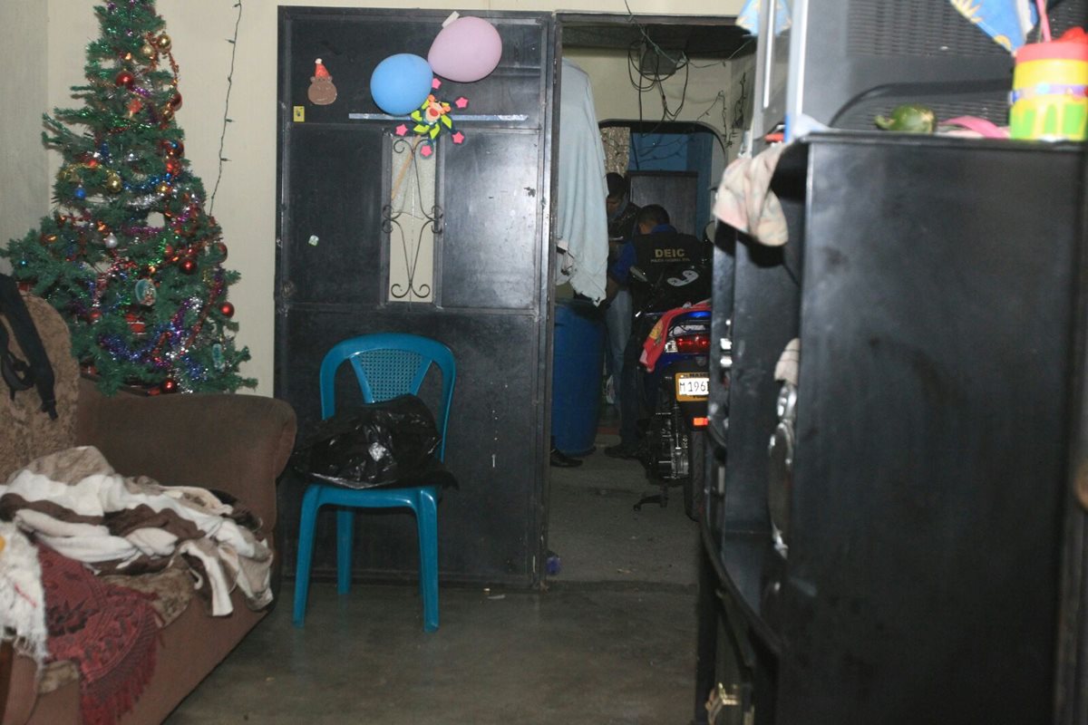 Los criminales irrumpieron en la vivienda y dispararon a la familia. (Foto Prensa Libre: Esbin García)