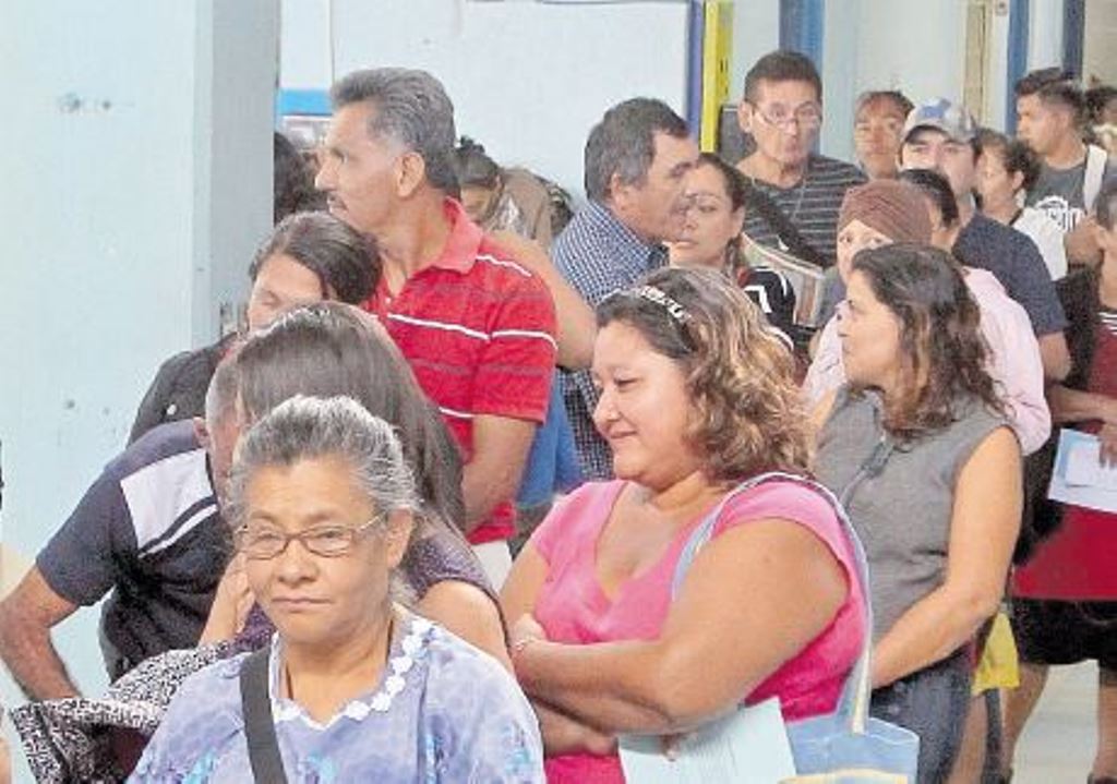 Pacientes del Hospital San Juan de Dios hacen fila para  conseguir una cita en consulta externa. (Foto Prensa Libre: Hemeroteca PL)