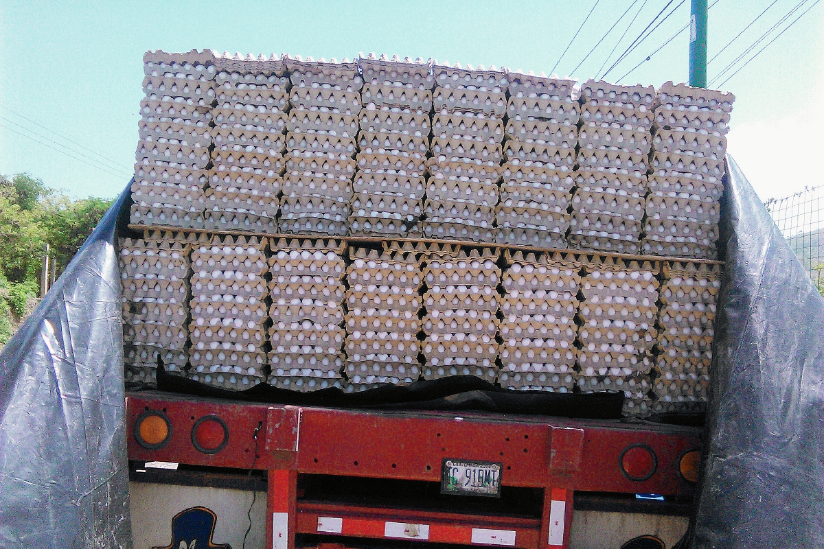 Vehículo en el que eran transportados los huevos decomisados en Chiquimula. (Foto Prensa Libre: Edwin Paxtor)