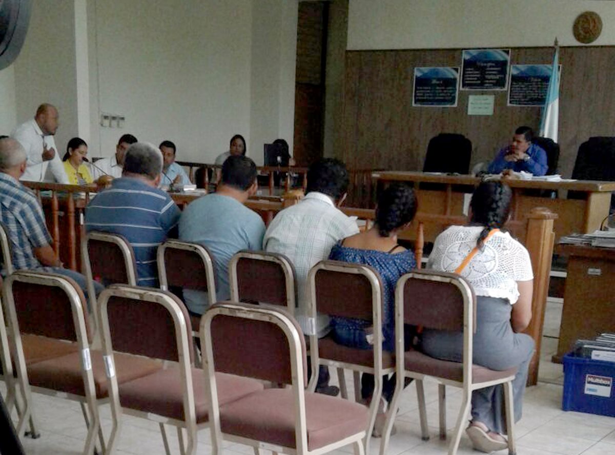 Los exfuncionarios ediles escuchan la audiencia en el Juzgado Penal de Puerto Barrios, Izabal. (Foto Prensa Libre: Hemeroteca)