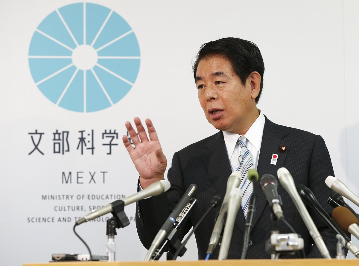 Hakubun Shimomura se dirige a los medios en la conferencia de prensa donde anunció su dimisión. (Foto Prensa Libre: AFP)