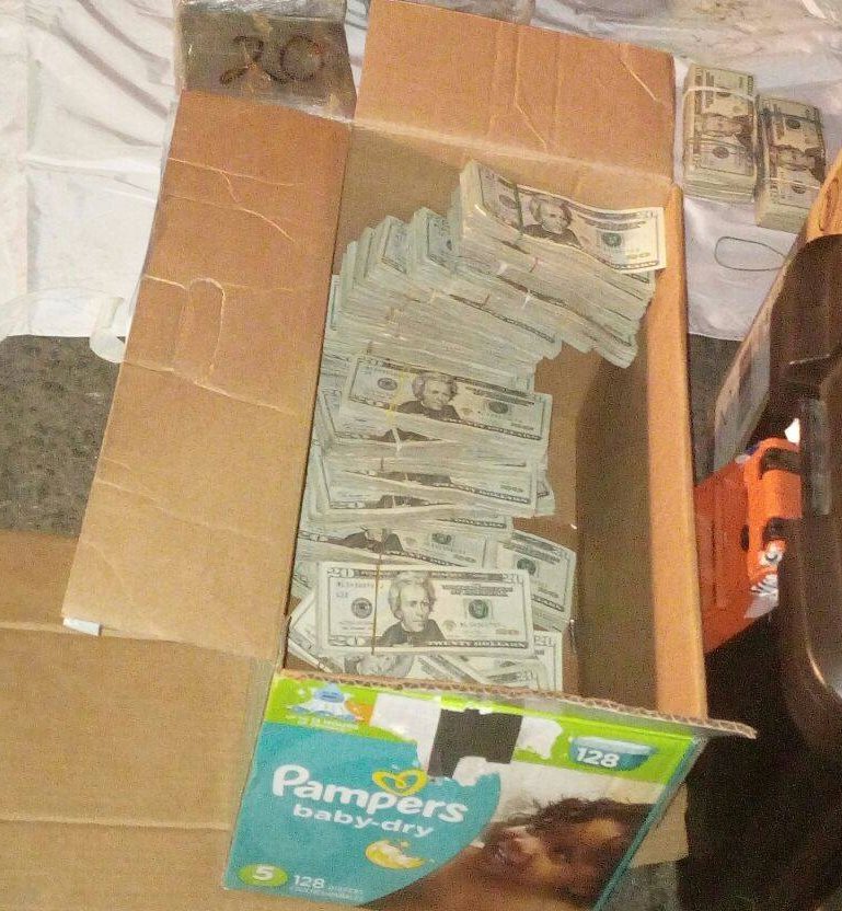 Dinero localizado en una caja de pañales desechables. (Foto Prensa Libre: PNC)