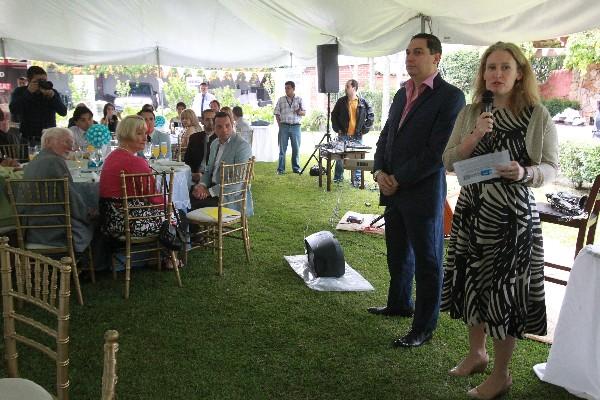 La embajadora   Sarah Dickson  y Luis Monterroso, de la Sesán, en el desayuno.