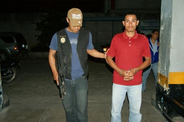 José Napoleón Vásquez, de 28 años, tenía orden de captura por secuestro. (Foto Prensa Libre: Edwin Paxtor)