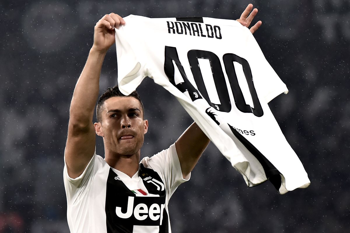 Cristiano Ronaldo muestra una camisola con el 400, por las anotaciones que ha marcado en ligas europeas. (Foto Prensa Libre: AFP)