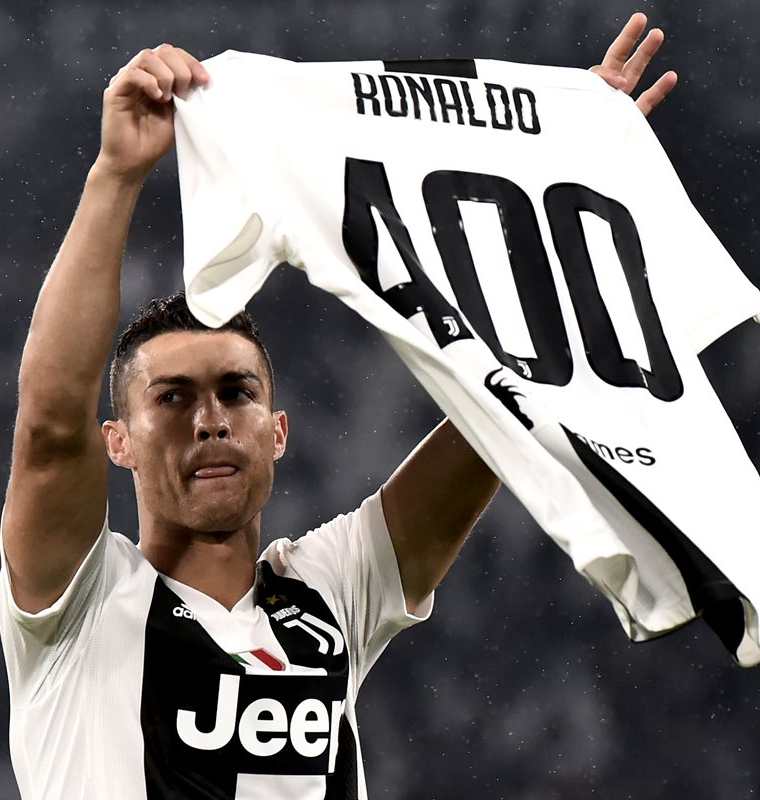 Cristiano Ronaldo muestra una camisola con el 400, por las anotaciones que ha marcado en ligas europeas. (Foto Prensa Libre: AFP)