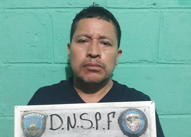 Capturaron en Honduras al juez de Femicidio de Guatemala, Fabián de León Pérez, en posesión de 10 mil dólares. (Foto Prensa Libre: Policía de Honduras)