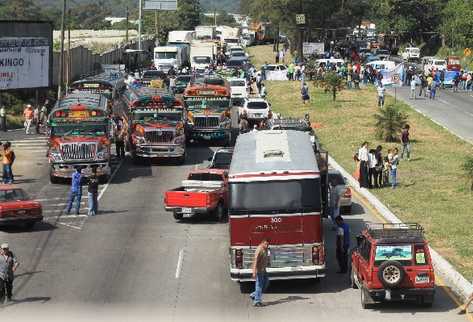 Atascos se  formaron por el bloqueo que llevaron a cabo  campesinos en la entrada a San Vicente Pacaya, Escuintla.