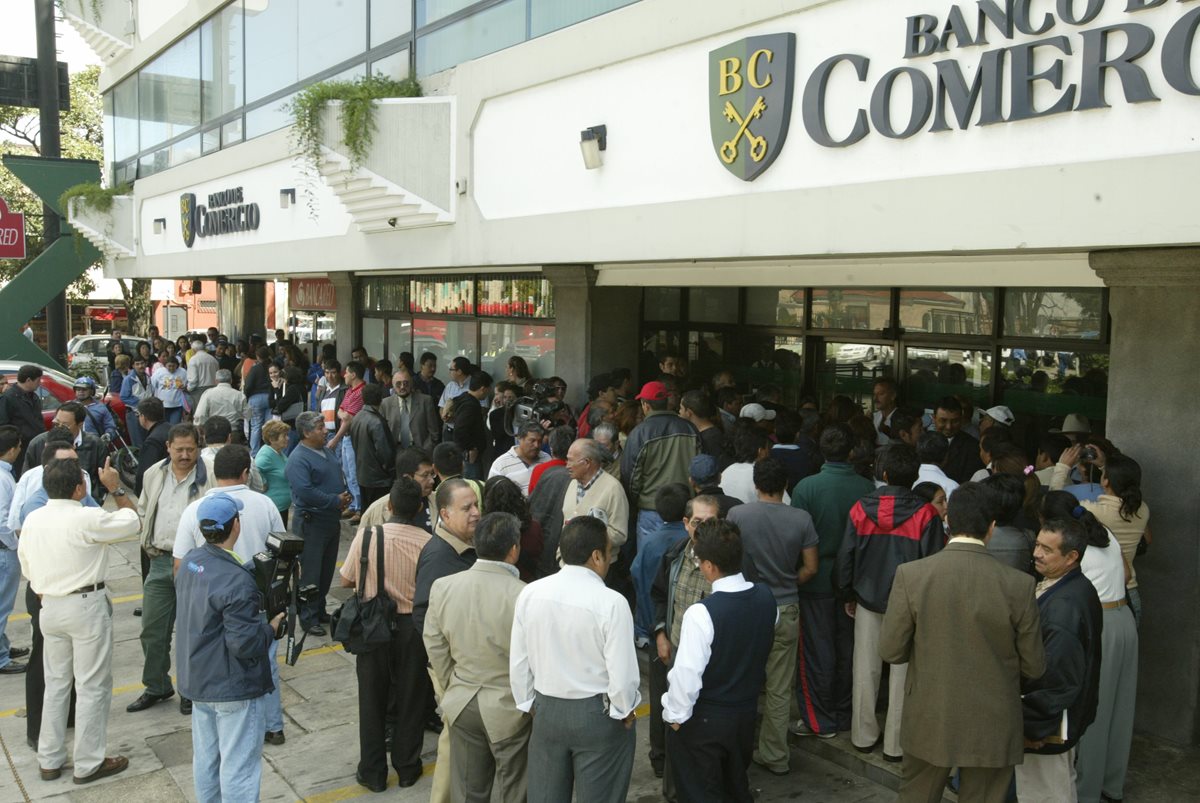 Alrededor de 12 mil clientes del banco lo perdieron todo. (Foto Prensa Libre: Hemeroteca PL)