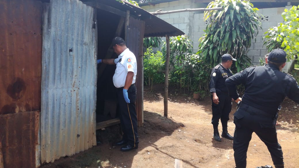 Bomberos y agentes de la Policía Nacional Civil inspeccionan el inmueble donde murió quemado Jacobo Ávila Calderón. (Foto Prensa Libre: Cristian Soto).