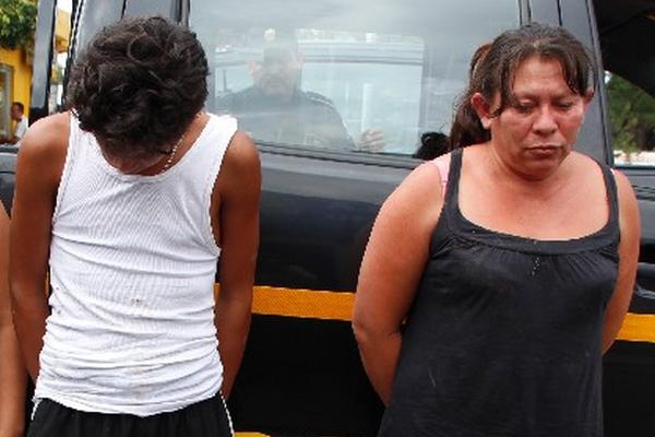 El menor de 16 años  y su madre, Reyna Aguilar.