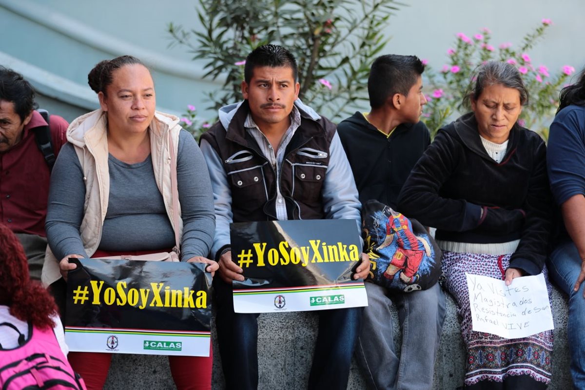 Personas que se oponen a la operación de Minera San Rafael se presentaron ante la CC a dejar un escrito para que se reconozca al pueblo xinca. (Foto Prensa Libre: Álvaro Interiano)