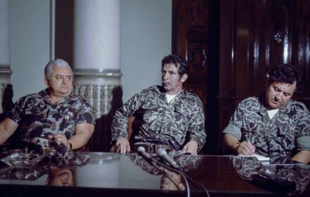 Efraín Ríos Montt (centro) anuncia el golpe de Estado en 1982. GETTY IMAGES