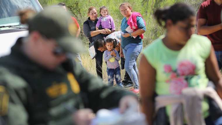 Una familia es detenida por la Patrulla Fronteriza de EE. UU. (Foto Prensa Libre: AFP)