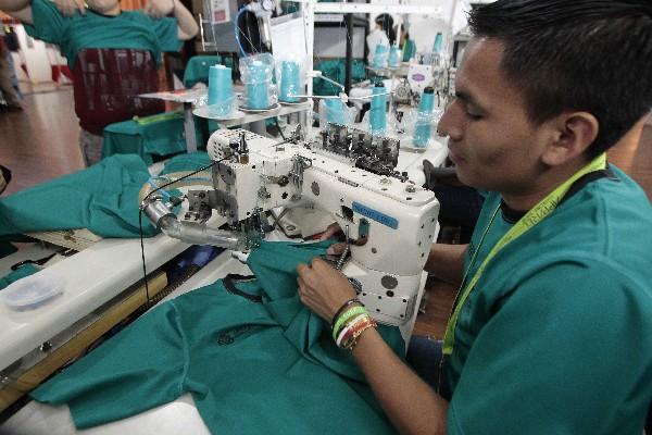 Otro operario es el encargado de coser las mangas de manera precisa y sin dejar hilos sueltos. (Foto Prensa Libre: Álvaro Interiano)
