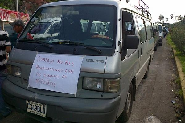 Microbuseros se unieron a mototaxistas y fleteros durante la protesta. (Foto Prensa Libre: Danilo López)