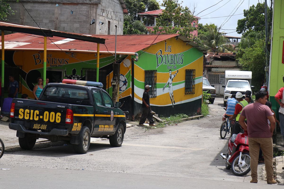 Tres personas fueron ultimadas dentro de una refresquería en Santo Tomas de Castilla, Puerto Barrios, Izabal.(Foto Prensa Libre: Dony Stewart)