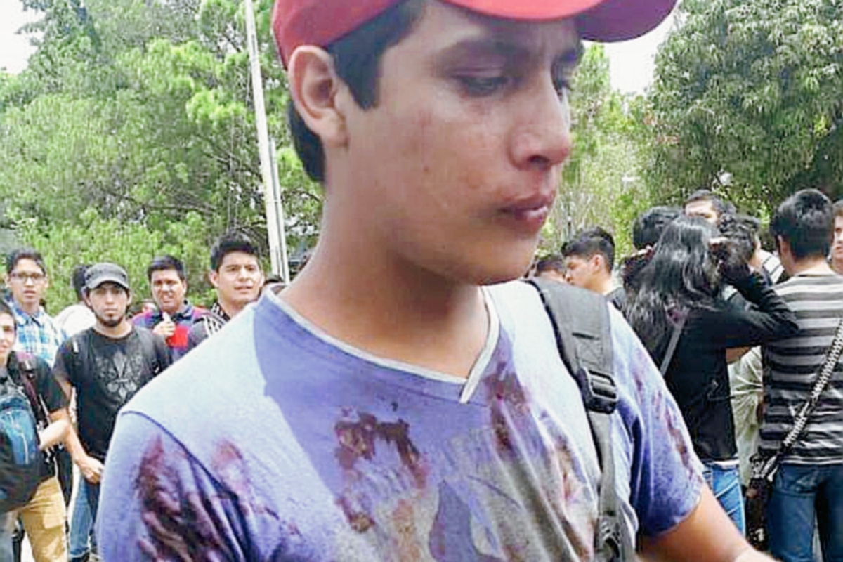 Gustavo David López Avendaño fue vapuleado por estudiantes en el campus central de la Usac. (Foto Prensa Libre: Joel Suncar)