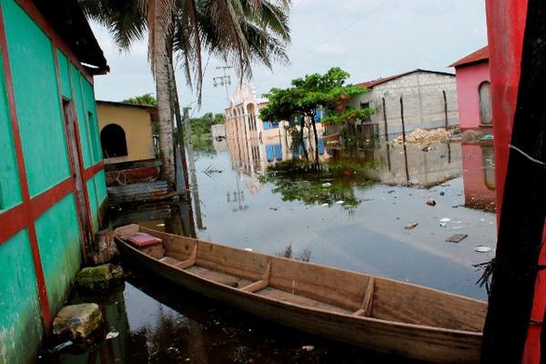Unas 40 familias de los barrios El Pescador y San Miguel en Sayaxché, Petén, han abandonado sus viviendas por inundaciones. (Foto Prensa Libre: Rigoberto Escobar).