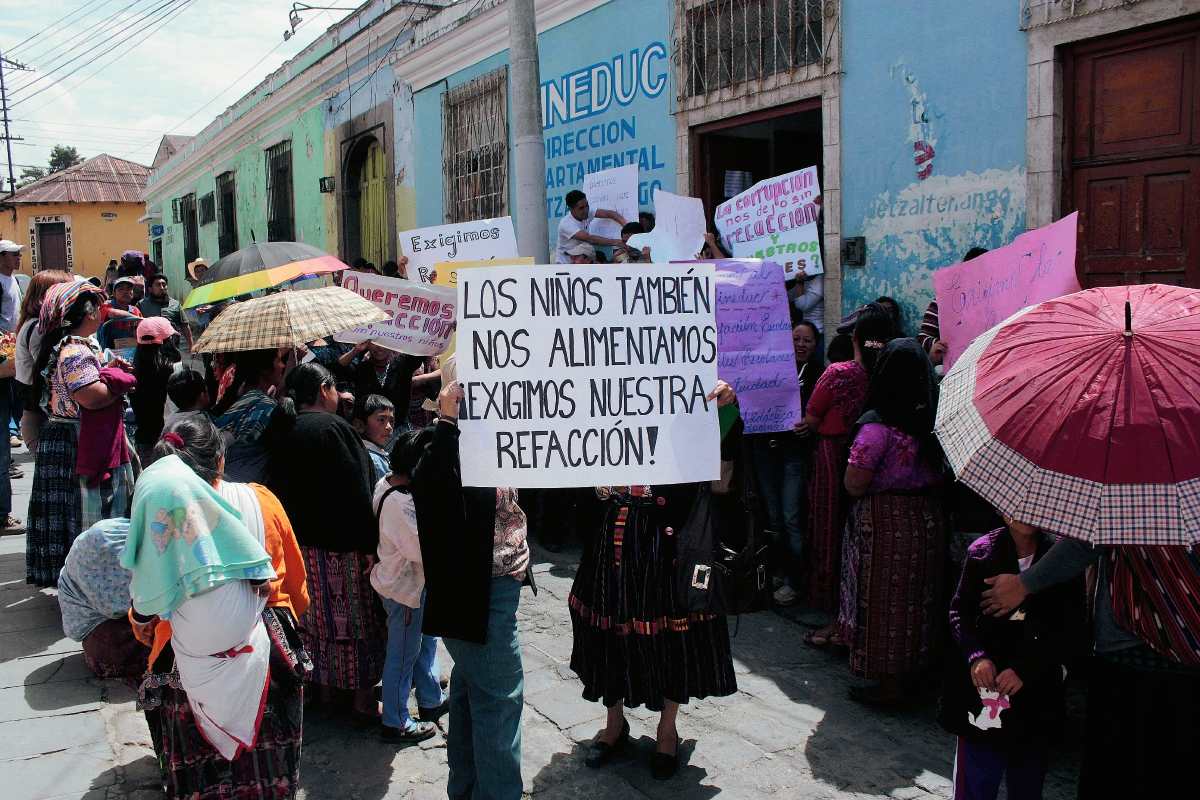 Padres de familia y estudiantes protestan por falta de refacción escolar