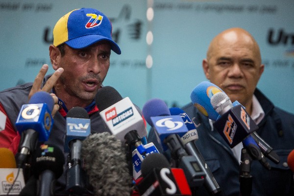 Henrique Capriles (d) participan en conferencia de prensa en Caracas. (Foto Prensa Libre: EFE)