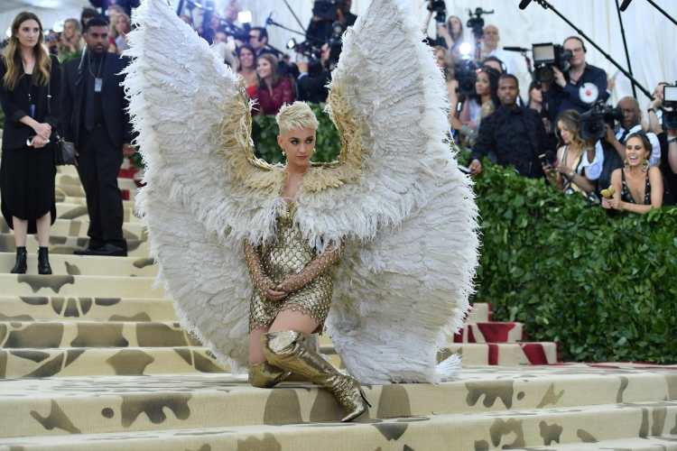 Katy Perry lució un atuendo “angelical”.