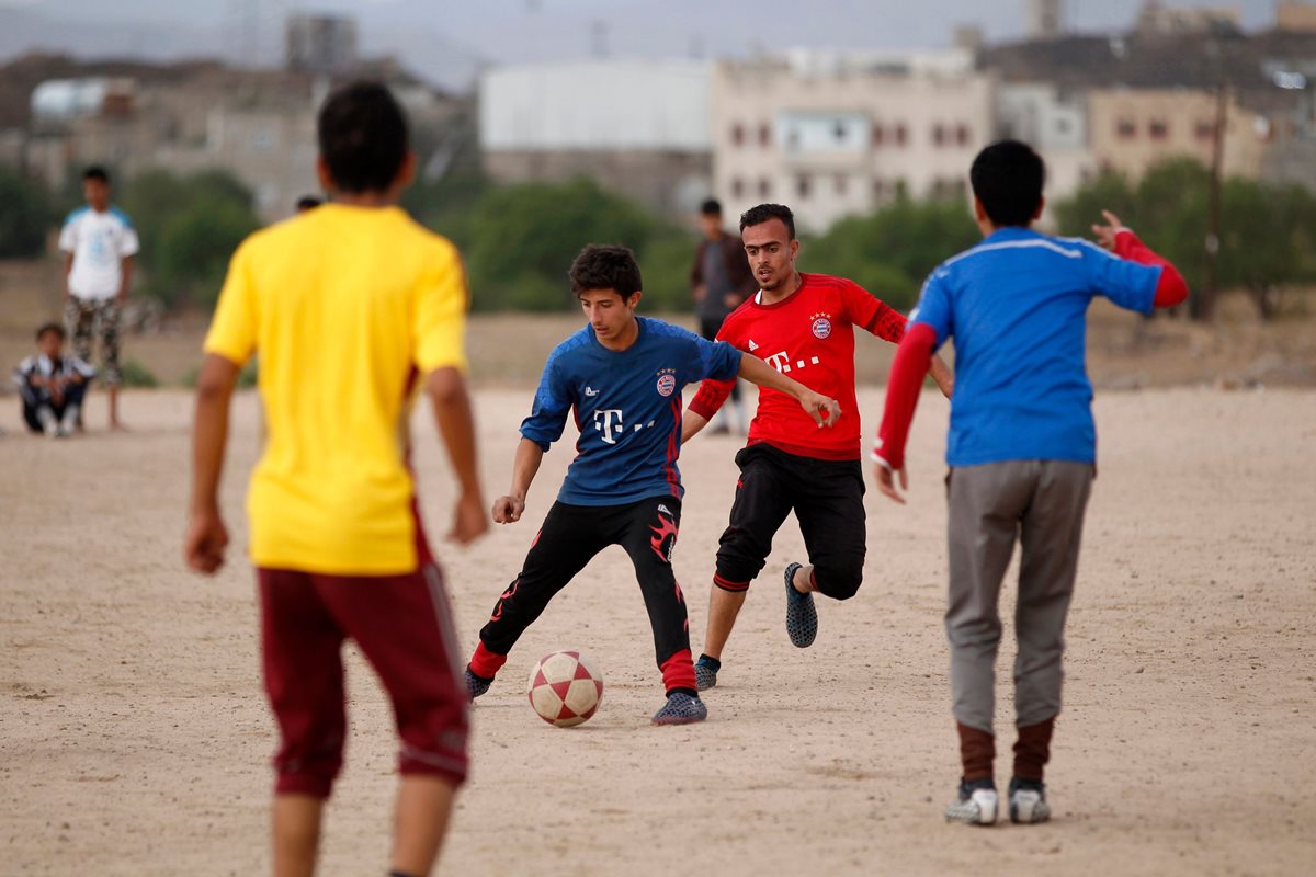 El futbol es la alegría de los jóvenes Yemeni en medio de la tensión por la guera. (Foto Prensa Libre: AFP)