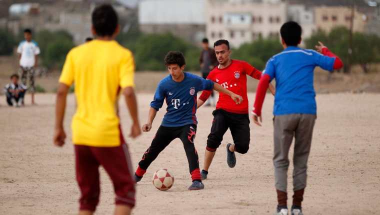 El futbol es la alegría de los jóvenes Yemeni en medio de la tensión por la guera. (Foto Prensa Libre: AFP)