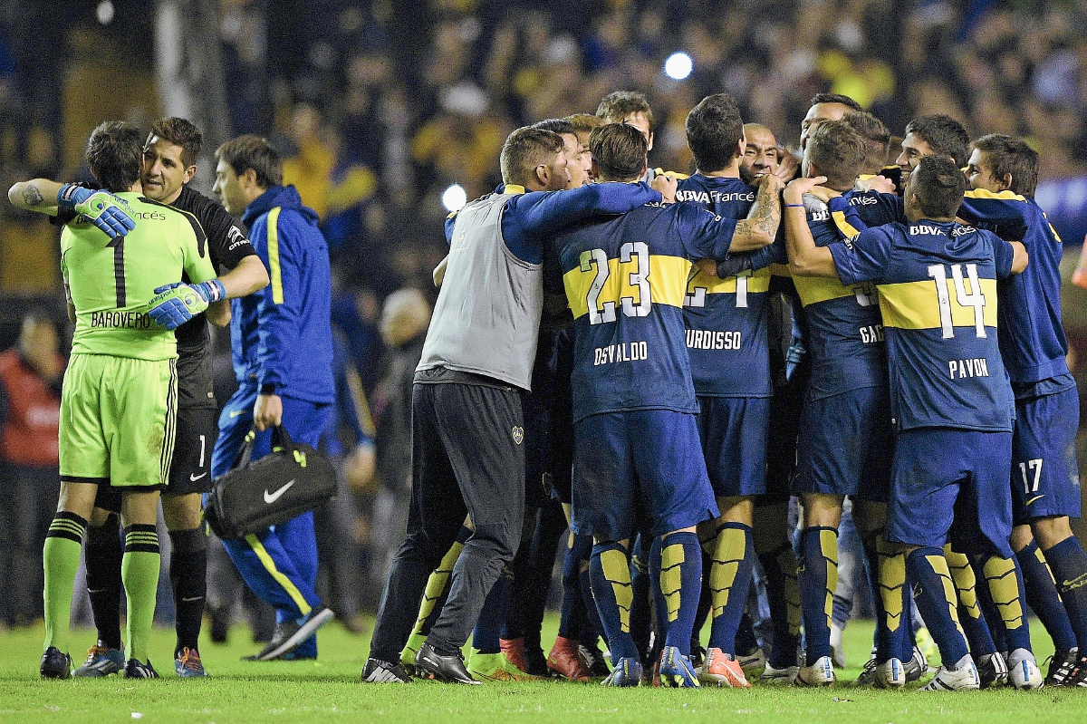 Los jugadores de Boca Juniors festejaron a lo grande el triunfo sobre su archirrival. (Foto Prensa Libre: AFP).