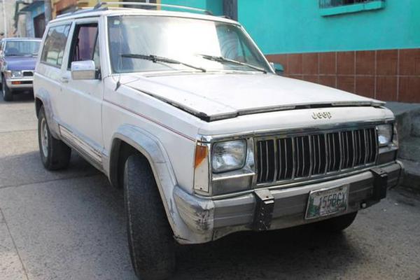 Cuatro hombres fueron sorprendidos por cámaras de seguridad mientras robaban en vehículos. (Foto Prensa Libre: Enrique Paredes)