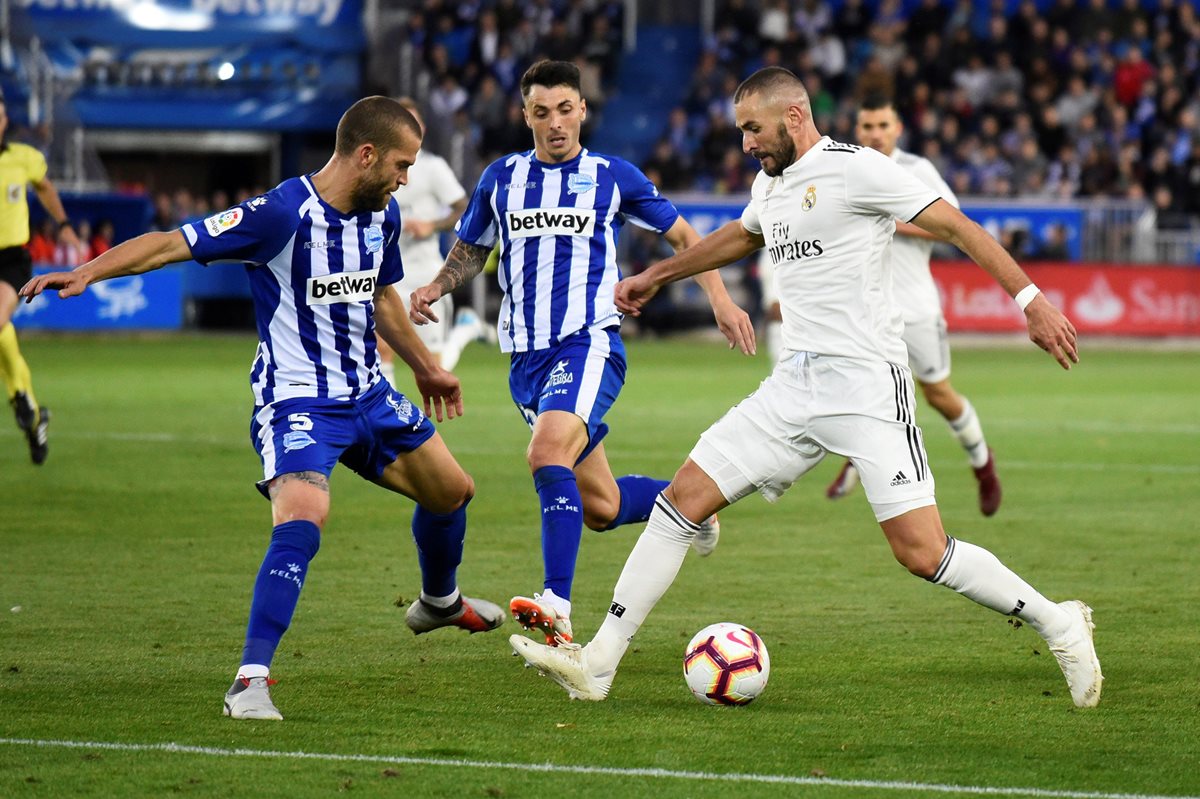 Karim Benzema (d), lucha por el balón frente al defensa del Deportivo Alavés, Víctor Laguardia (i), durante el partido correspondiente a la octava jornada. (Foto Prensa Libre: EFE)