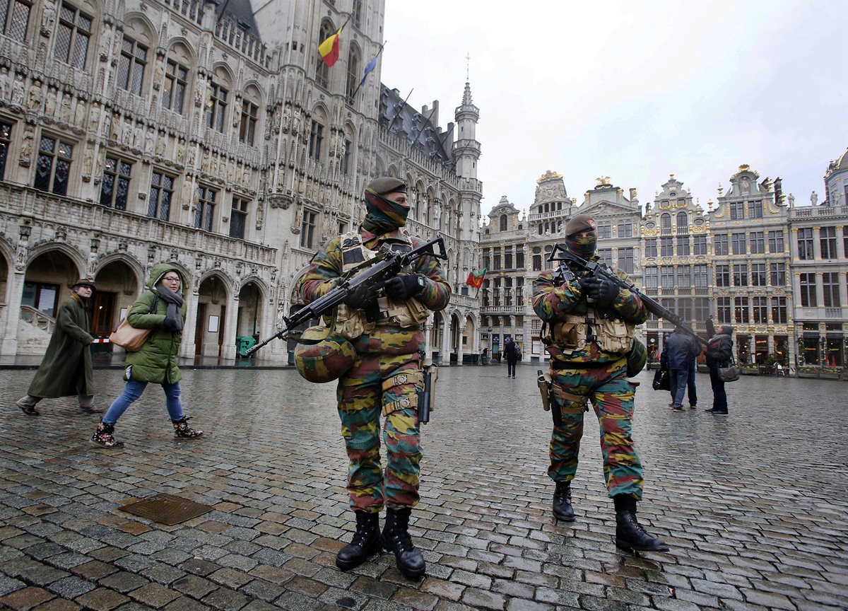 Bruselas, capital de Bélgica, se mantiene fuertemente vigilada ante el temor de ataques terroristas y es considerada un "criadero" de yihadistas. (Foto Prensa Libre: AP).