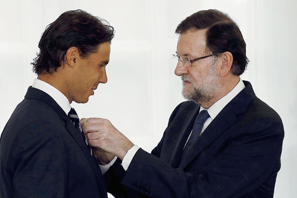 El presidente del Gobierno, Mariano Rajoy, impone al tenista Rafael Nadal, la Medalla de Oro al Mérito en el Trabajo. (Foto Prensa Libre: EFE).