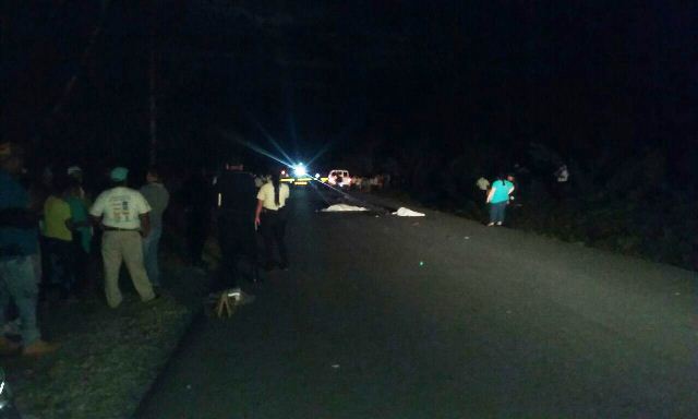 Accidente de Tránsito en Petén deja a una oficial de la PNC y un niños muertos, otros dos quedaron heridos. (Foto Prensa Libre: Rigoberto Escobar)