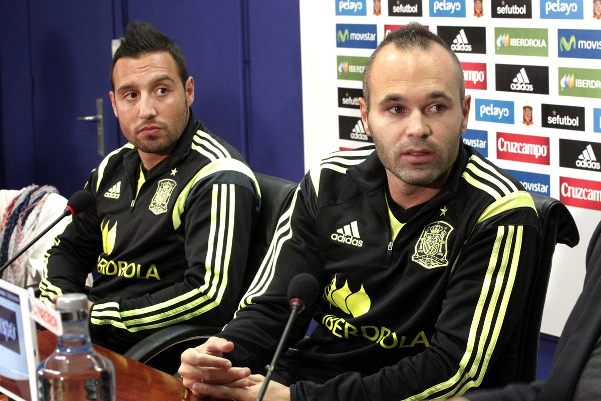 Los centrocampistas de la selección española, Santi Cazorla y Andrés Iniesta, durante la conferencia de prensa. (Foto Prensa Libre: EFE)
