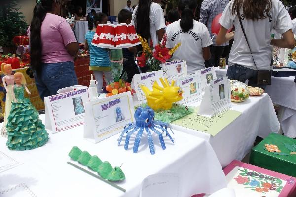 Estudiantes exponen  productos elaborados con desechos.