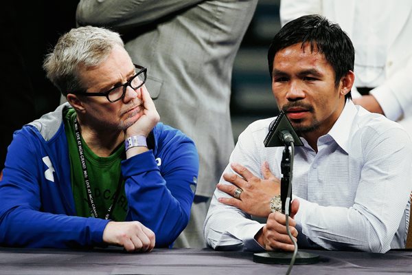 Pacquiao dijo que se volvió a lastimar el hombro en el cuarto asalto. (Foto Prensa Libre: AP)