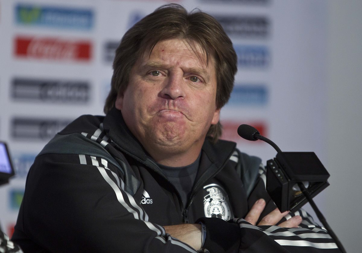Miguel Herrera, exseleccionador de México, no puede dirigir en el campeonato local. (Foto Prensa Libre: EFE).