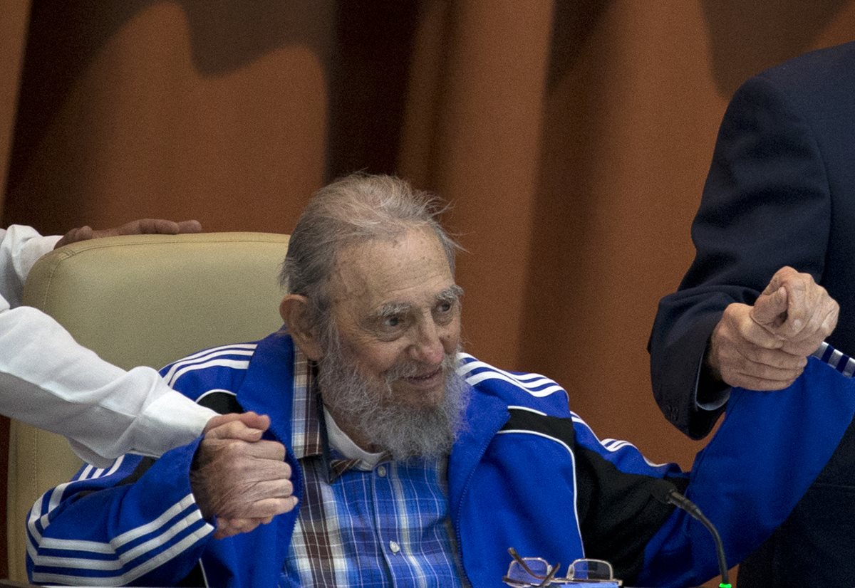 En esta foto del 19 de abril de 2016, Fidel Castro toma la mano de su hermano, el presidente Raul Castro -derecha-. (Foto Prensa Libre: Cubadebate vía AP)